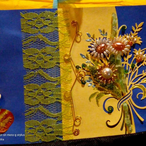 Bleu/Yellow 2 Pearl, 1 Brass Daisy Bouquet Jewelled Sentiments - Picture 1 of 4